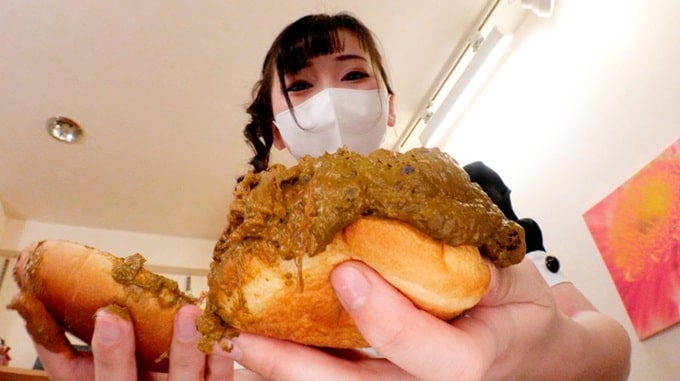 脱糞ベーカリーカフェ あやめのボリューム満点うんコロッケパン