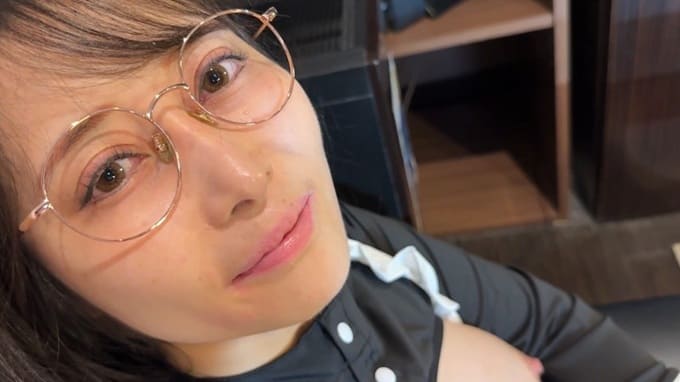 M字開脚から美しい放尿シーン!巨乳美女の匂い立つ聖水に勃起不可避